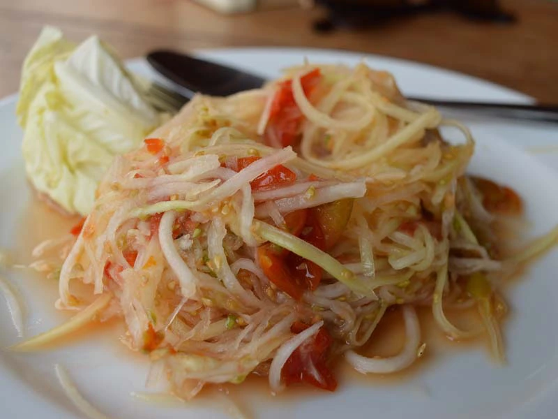 Papaya Salat ist ein klassisches Gericht in Laos