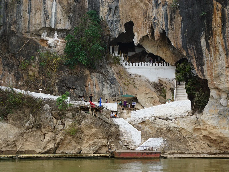 Eingang zu den Pak Ou Höhlen bei Luang Prabang in Laos