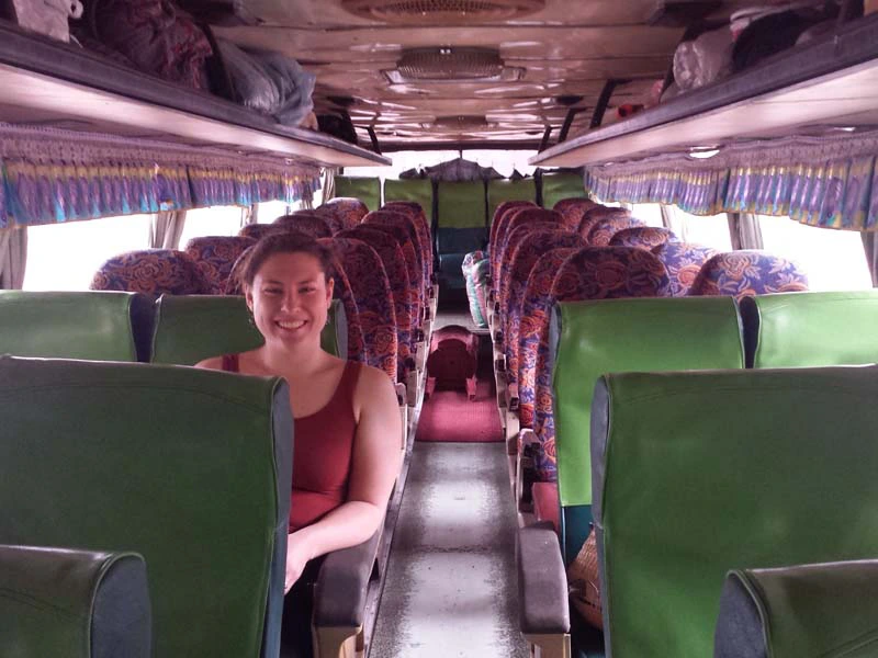 Sitze in einem öffentlichen Bus in Laos