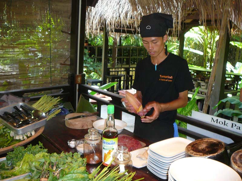 Ein ausgebildeter Koch gibt Tipps beim Kochkurs in Laos