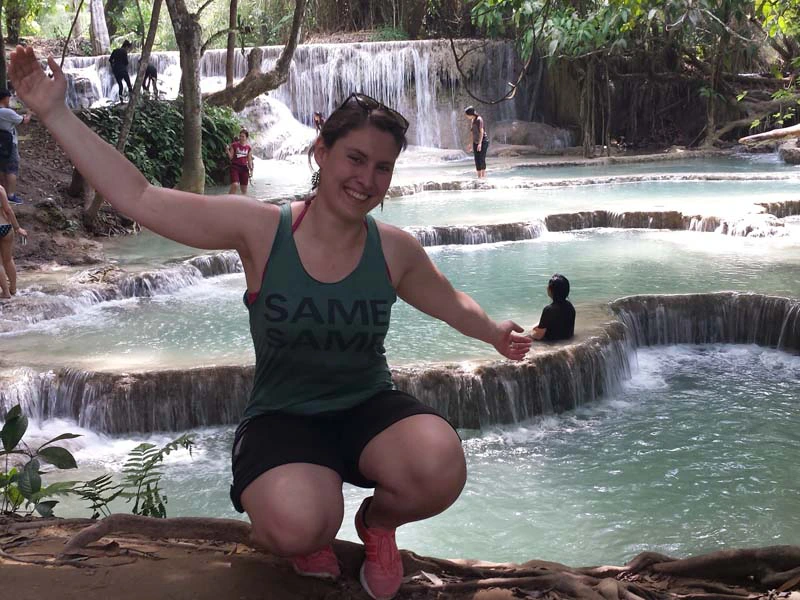 Reisende posiert vor den Becken der Kuang Si Wasserfälle in Laos