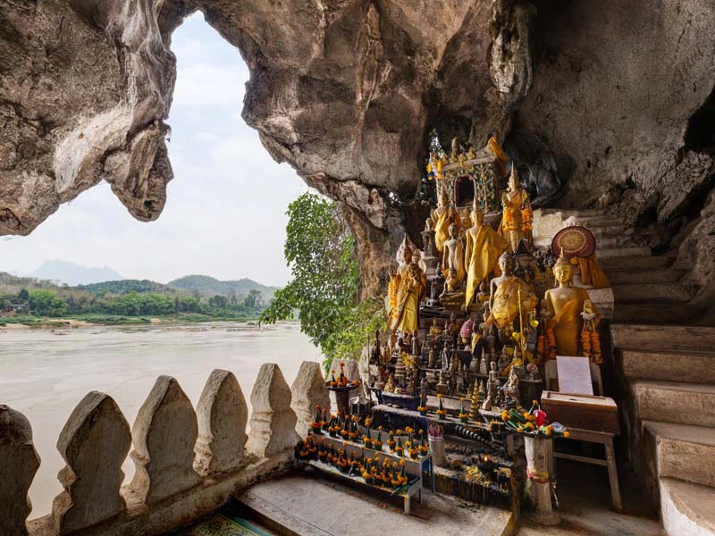 Buddhastatuen in den Pak Ou Höhlen in Laos
