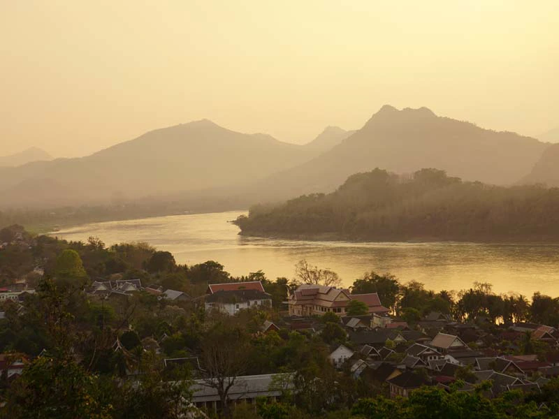 Stimmungsvollern Sonnenuntergang über dem Mekong in Laos