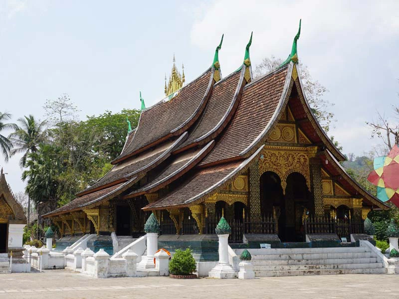 Der Wat Xieng Thong in Luang Prabang in Laos