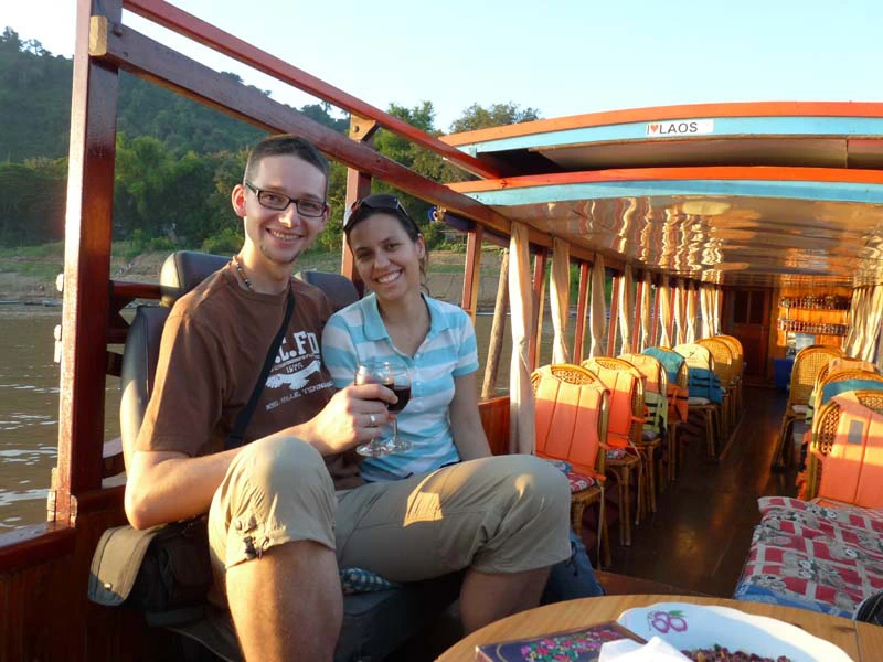 Touristen auf dem Flusskreuzfahrtschiff in Laos