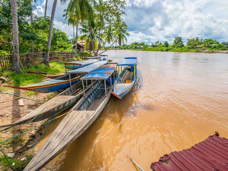 Boote an der Insel Don Khone im Mekong in Laos