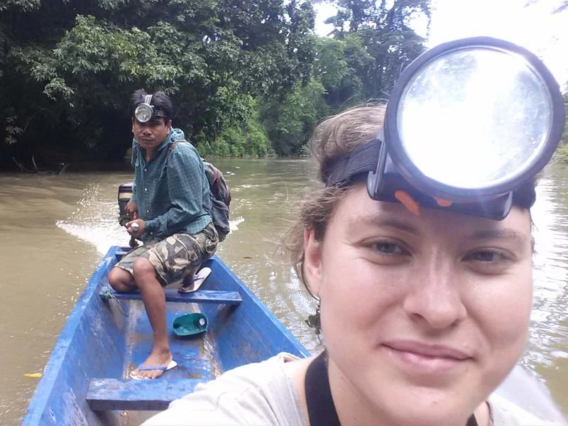 Gut ausgerüstet fahren Sie durch die Kong Lor Höhle