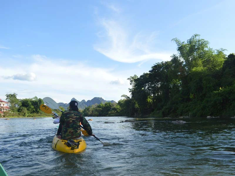 Mit dem Kayak auf dem Nam Song in Laos paddeln
