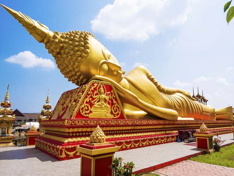 Liegender goldener Buddha in Vientiane Laos