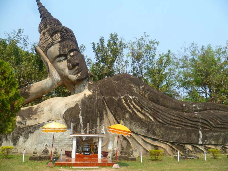 Liegender Buddha im Buddha Park bei Vientiane in Laos