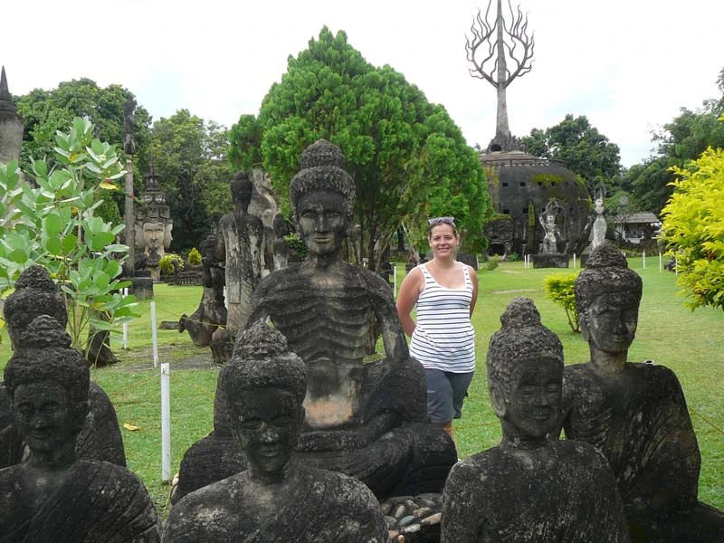 Tourist vor Buddhas und Statuen im Buddha Parkt in Vientiane, Laos