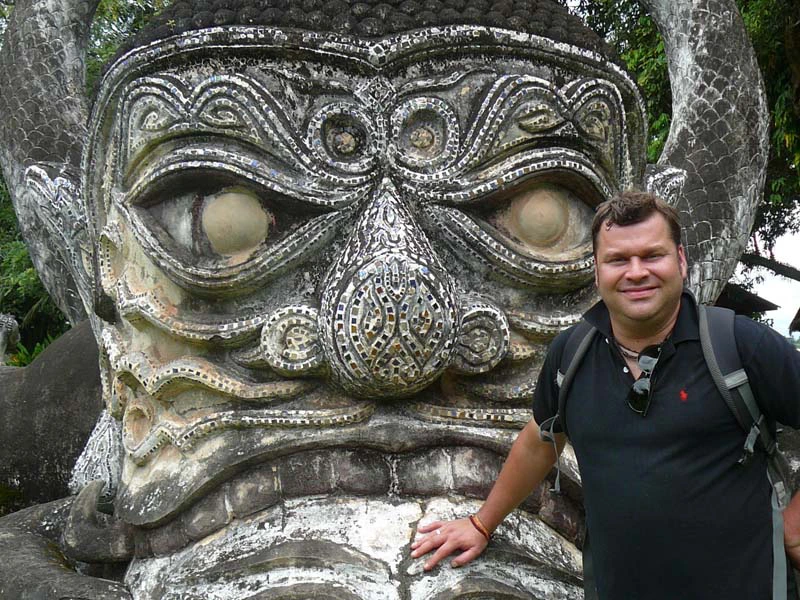 Tourist posiert vor einer Statue im Buddha Park Laos