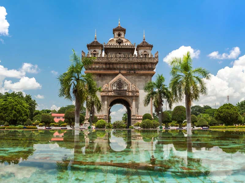 Patuxai vor Brunnen in Vientiane, Laos