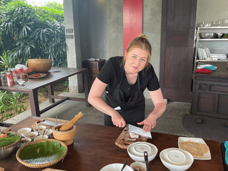 Reisespezialistin Hanna beim Kochkurs in Laos