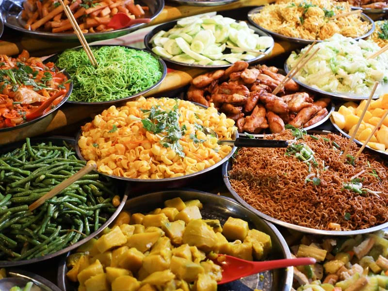 Gerichte auf dem Nachtmarkt in Luang Prabang, Laos