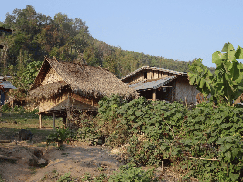 Hütte im Bergdorf beim Trekking in Laos