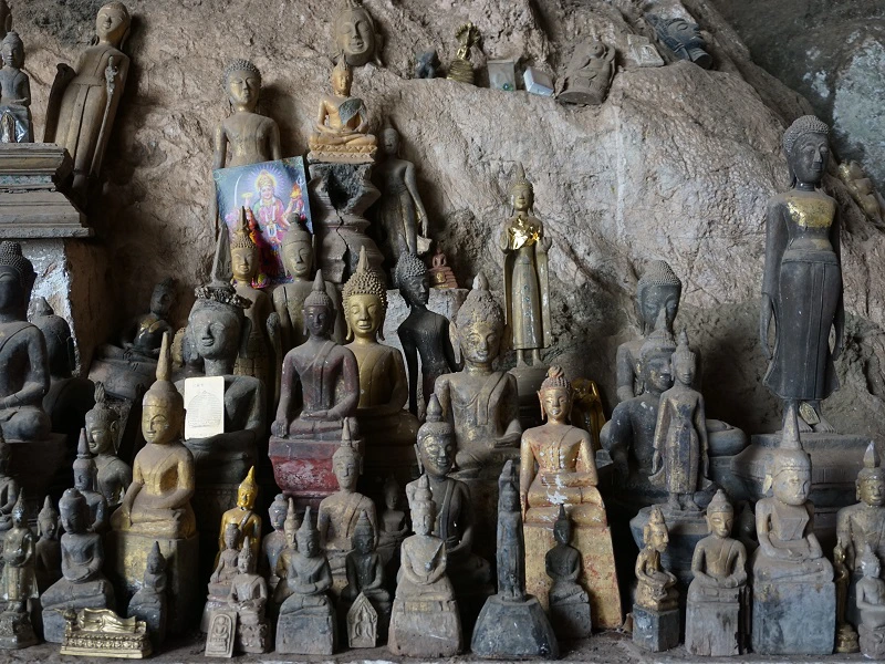 Zahlreiche Buddhastatuen in der Pak Ou Höhle in Laos