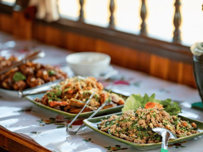 Essen auf dem Flusskreuzfahrtschiff in Laos