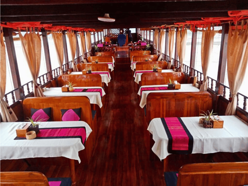 Sitze auf dem Flusskreuzfahrtschiff in Laos