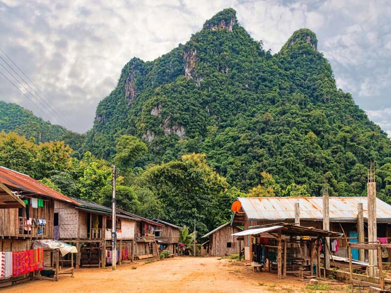 Hütten in einem Bergdorf in Laos