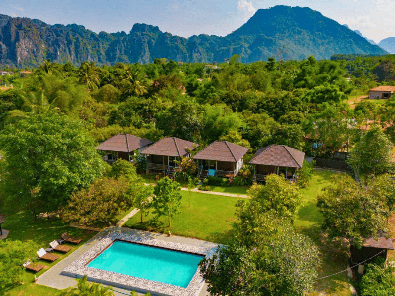 Pool und Bungalows im Grünen in Vang Vieng Laos