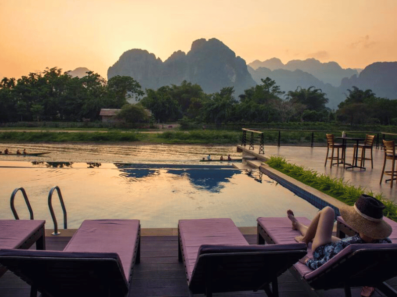 Pool mit Ausblick im Hotel in Vang Vieng Laos
