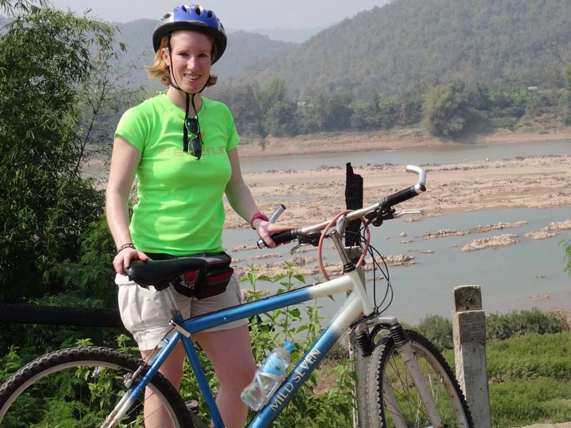 Tourist mit einem Fahrrad am Mekong in Laos