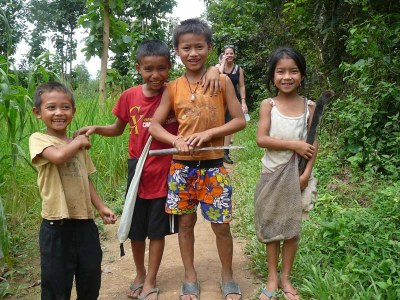 Laotische Kinder im Bergdorf in Laos