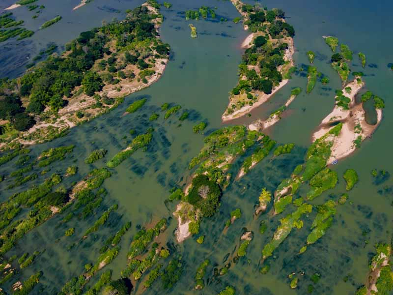 Blick aus der Luft auf die Inseln im Mekong im Süden von Laos