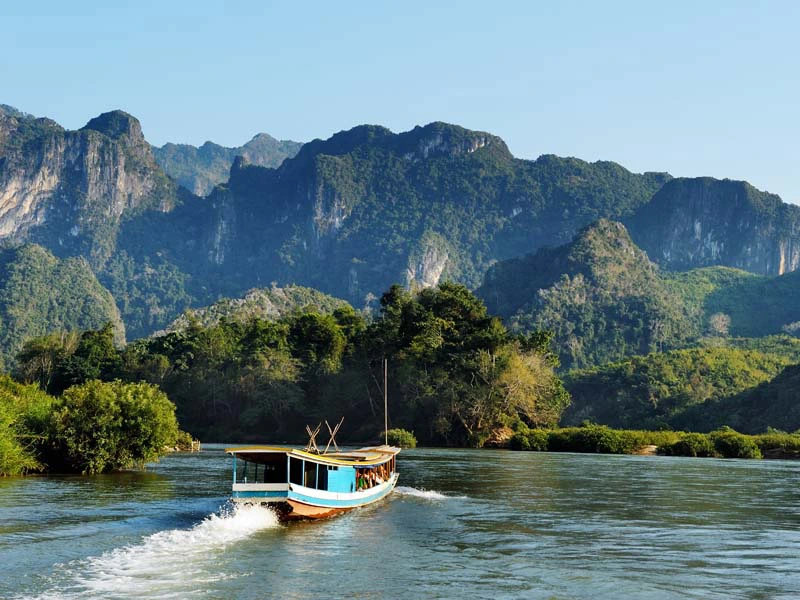 Flusskreuzfahrtschiff auf dem Mekong in Laos