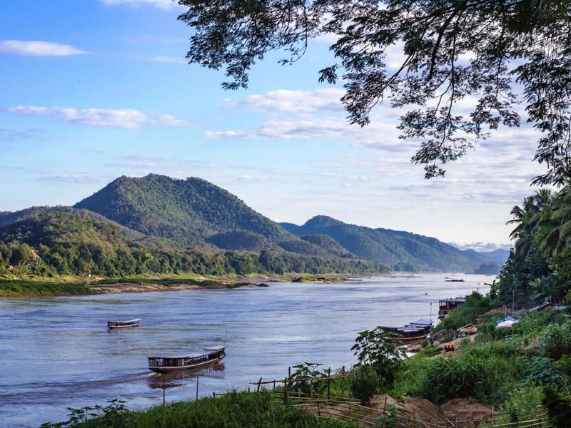 Flusskreuzfahrtschiff auf dem Mekong in Laos