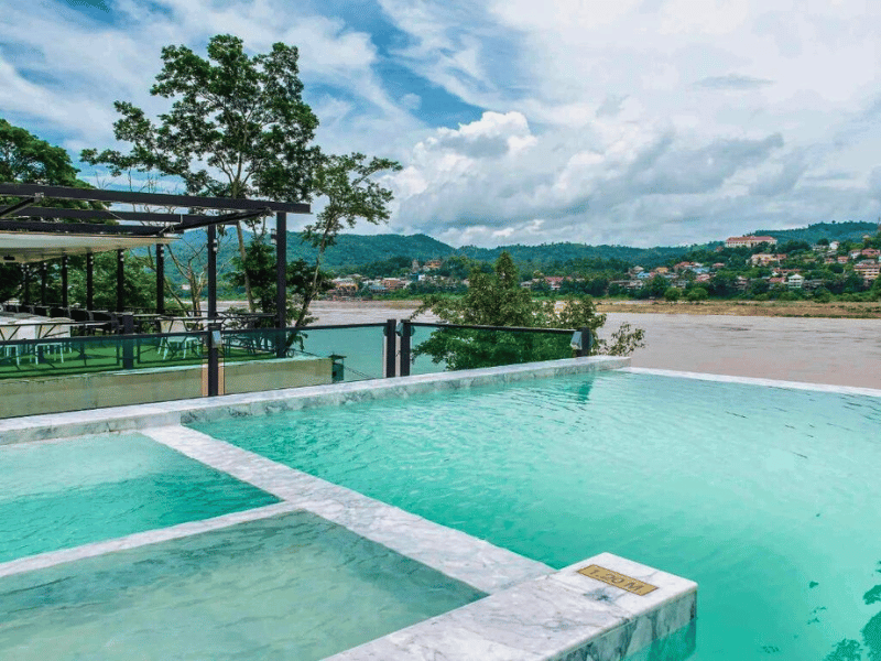 Pool mit Blick auf den Mekong in Chiang Khong