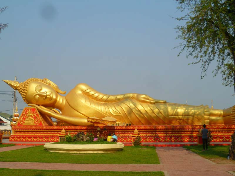 Goldener liegender Buddha in Vientiane in Laos