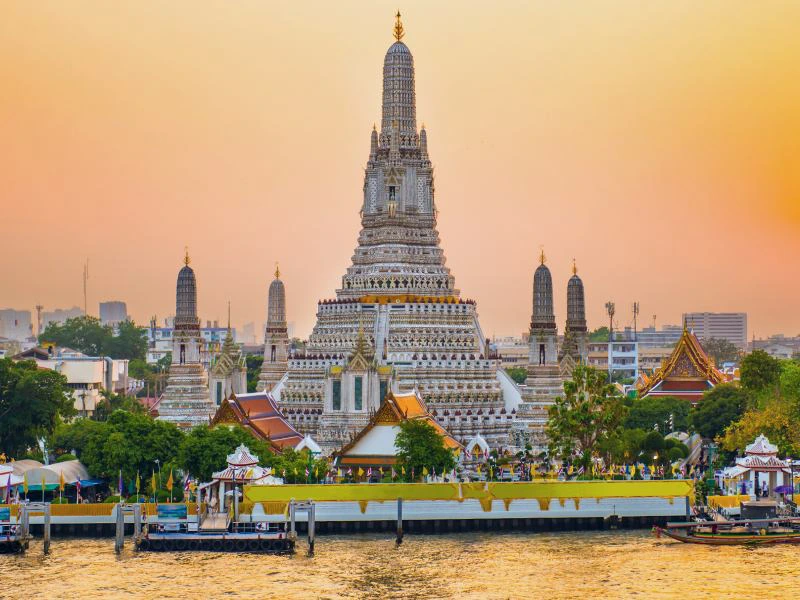 Wat Arun und der Chao Phraya Fluss in Bangkok