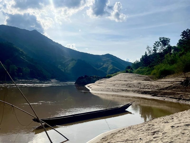 Boot mit Ausblick auf die Berge