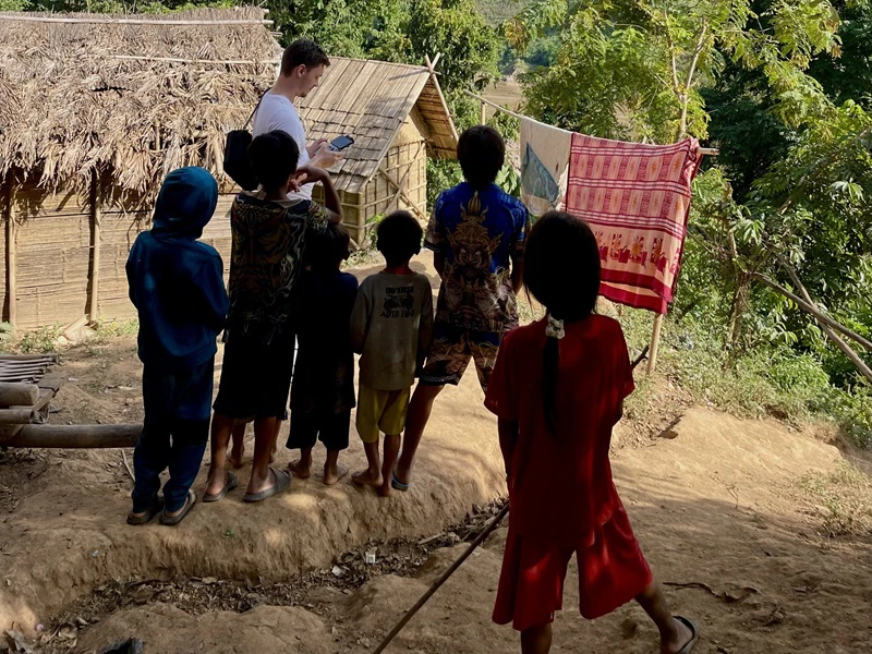 kleines Dorf mit einheimischen Kindern