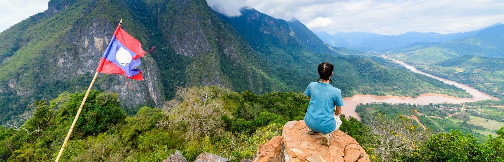 Blick auf die Landschaft von Nong Khiaw im Norden von Laos