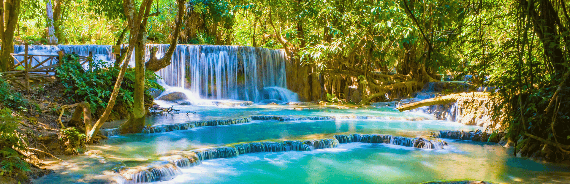 Blaue Kuang Si Wasserfälle bei Luang Prabang in Laos