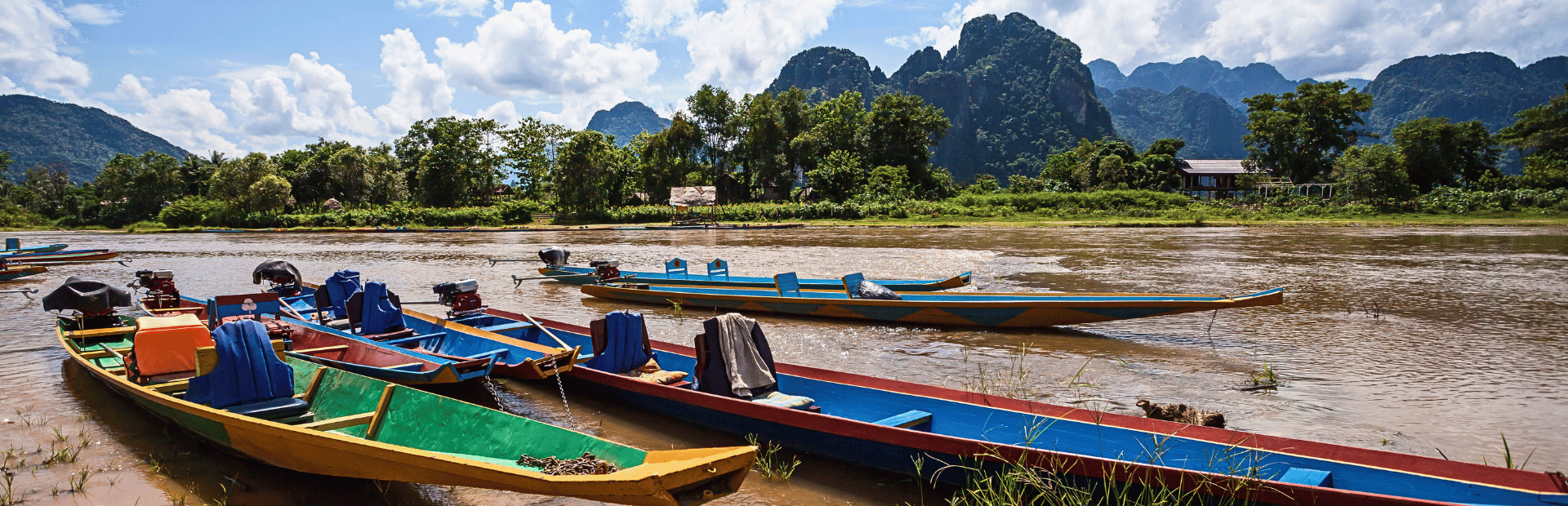 Boote am Fluss vor Karstbergen in Vang Vieng in Laos
