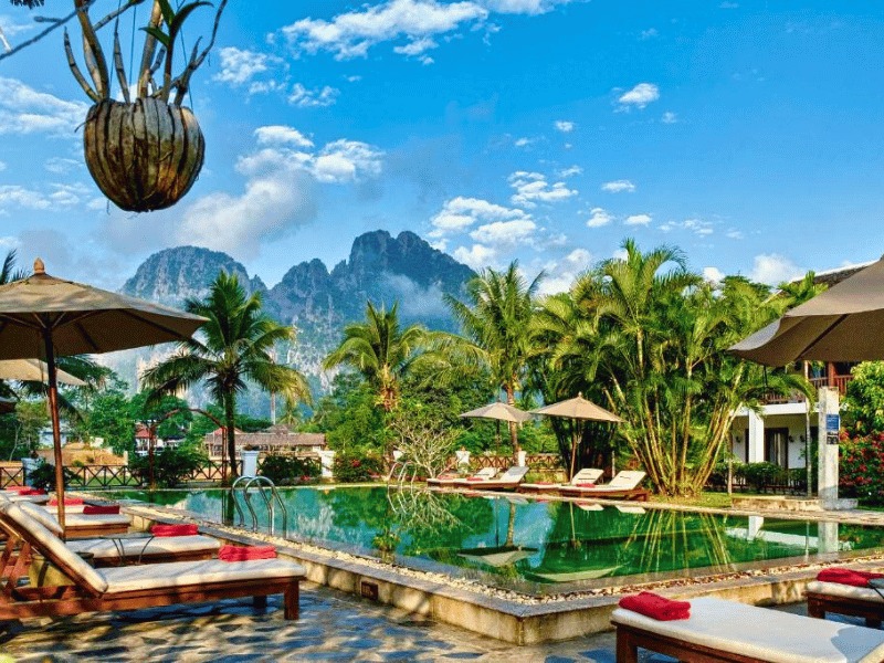 Pool im komfortablen Hotel in Vang Vieng, Laos