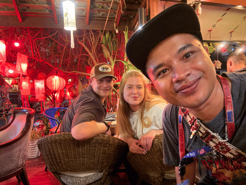 Personen in einer Bar in Luang Prabang in Laos