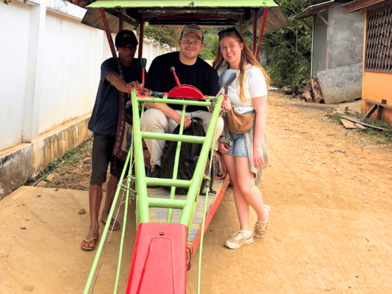 Personen im Tuk Tuk in Muang Ngoi in Laos