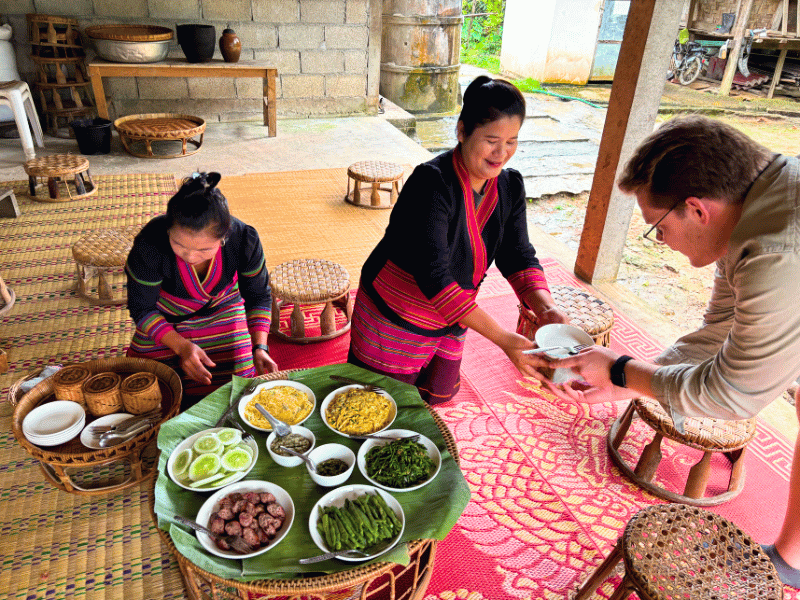 Essen mit Locals in Vang Vieng in Laos