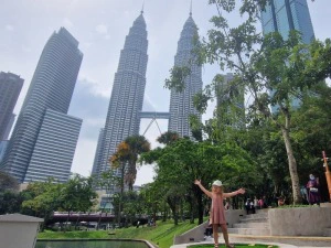 Mädchen vor den Petronas Towers in Kuala Lumpur in Malaysia