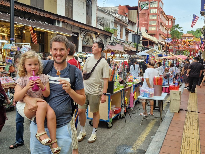Vater mit Tochter auf der Jonker Street in Melaka in Malaysia