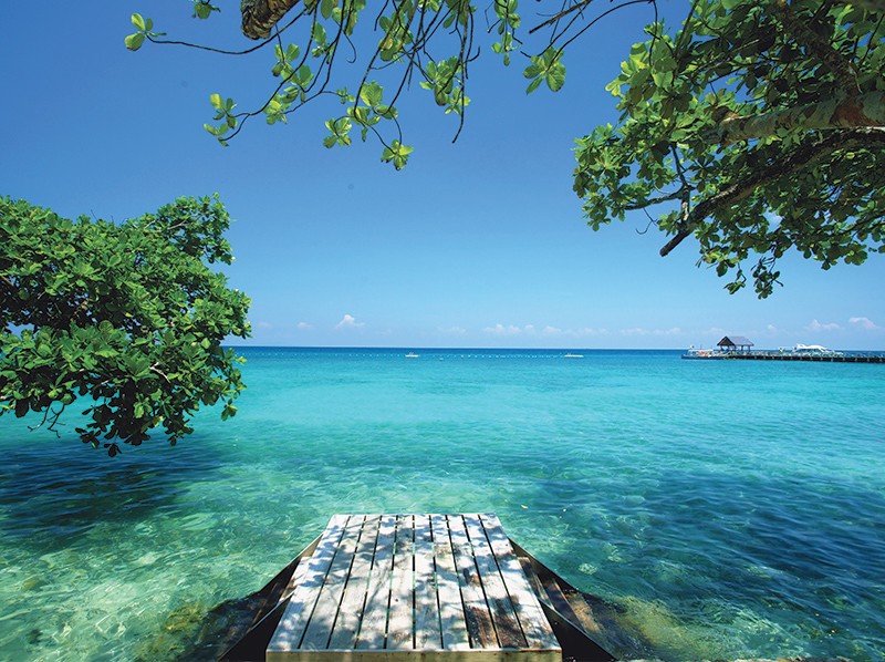 Steg im klaren, blauen Meer auf Tioman Island, Malaysia