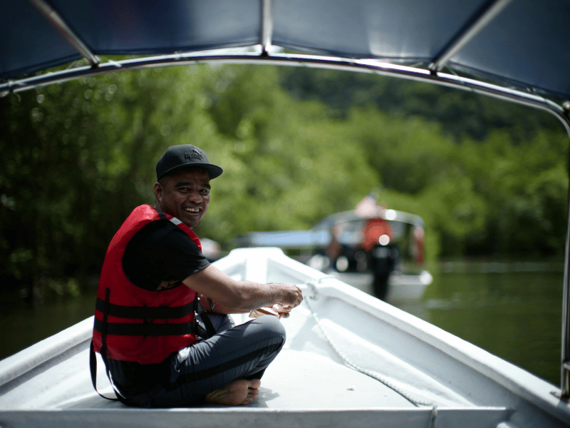 Guide auf einem Boot auf Langkawi, Malaysia