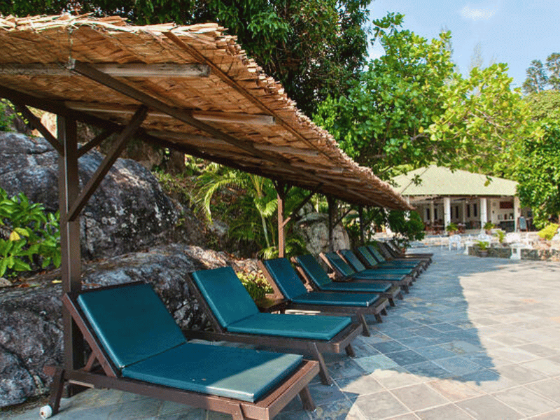 Sonnenliegen am Strand auf Tioman, Malaysia