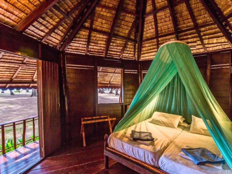 Doppelbett im Chalet auf Sibu in Malaysia