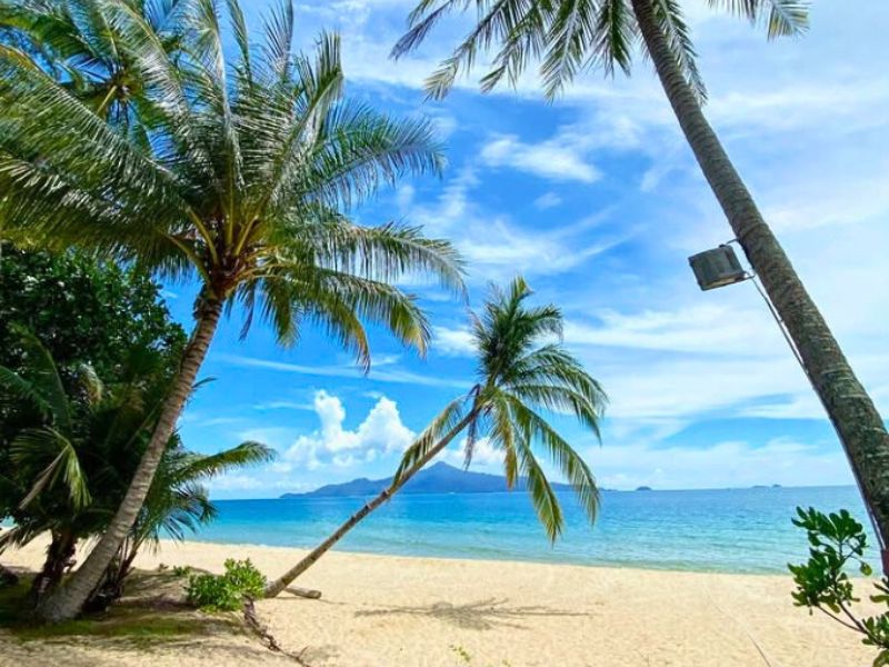 Plamen am weißen Strand von Sibu Island, Malaysia